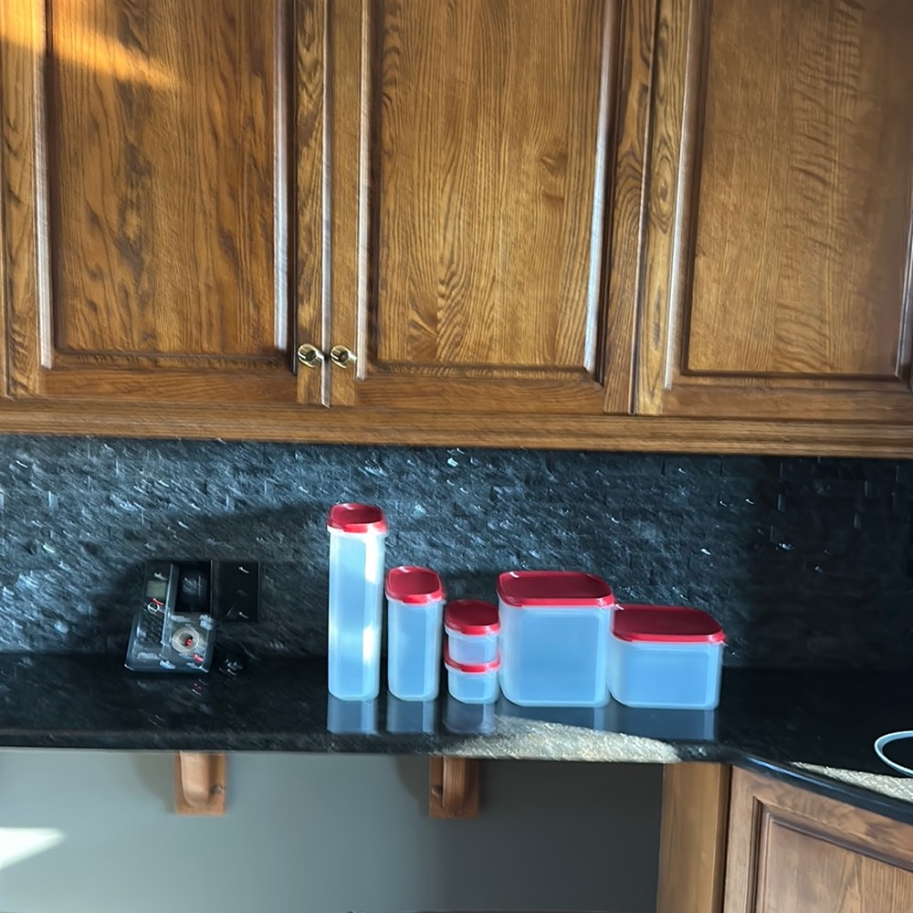 Six pieces of Tupperware, hardly used.
